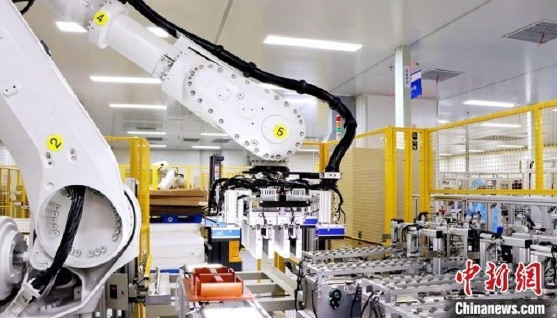 圖為資料圖，海辰儲能自動分檔打包機器人。?曾欣平供圖